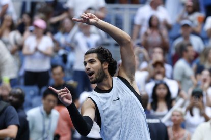 El español Carlos Alcaraz celebra su victoria sobre el estadounidense Tommy Paul en su partido de octavos de final del torneo individual masculino de tenis, disputado el octavo día del US Open en el Centro Nacional de Tenis Billie Jean King de la USTA, en Nueva York, el 6 de septiembre de 2026.