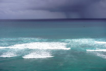 Olas rompen frente al parque de la playa de Diamond Head, en Honolulu, Hawái
