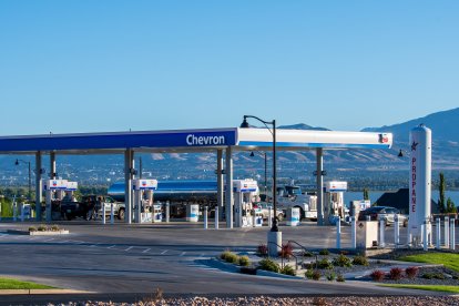 Una estación de servicio de Chevron cuenta con surtidores de combustible para el público, mientras un camión cisterna comercial de transporte de combustible entrega un cargamento de gasolina en Saratoga Springs, Utah (Estados Unidos), el 4 de septiembre de 2026. Los precios minoristas del combustible en todo el país han alcanzado máximos históricos durante el fin de semana festivo del Día del Trabajo, con un precio medio nacional de la gasolina sin plomo normal de 4,15 dólares por galón, en un contexto de conflictos geopolíticos en el estrecho de Ormuz y de volatilidad en los mercados mundiales del crudo.