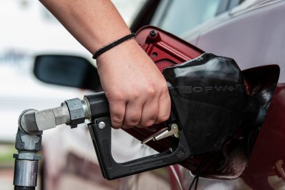 Un cliente utiliza la boquilla de un surtidor de combustible para llenar el tanque de un automóvil en una gasolinera en Santaquin, Utah, el 31 de agosto de 2026.