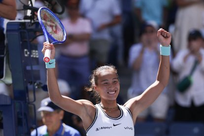 La china Qinwen Zheng celebra su victoria sobre la polaca Iga Swiatek en su partido de octavos de final del torneo individual femenino de tenis, disputado el noveno día del US Open en el Centro Nacional de Tenis USTA Billie Jean King de Nueva York, el 7 de septiembre de 2026.