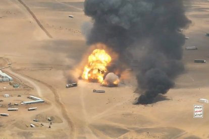 Esta imagen difundida por las fuerzas hutíes, respaldadas por Irán, el 7 de septiembre de 2026, muestra supuestamente un ataque con misiles balísticos contra camiones que transportaban material militar desde Arabia Saudí hasta el campamento militar de Al-Wadiah, en la provincia yemení de Hadhramaut. Los hutíes yemeníes, respaldados por Irán, y las fuerzas gubernamentales reconocidas internacionalmente y respaldadas por Arabia Saudí llevan días enfrentándose por el control de Bab al-Mandab, en el mar Rojo, lo que supone el recrudecimiento más sangriento del conflicto en Yemen desde que se rompiera en julio el alto el fuego de 2022.