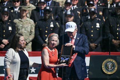 Donald Trump junto a Alison Crowther/ Alex Wroblewski