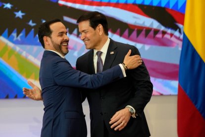 Colombia's President Abelardo de la Espriella (L) and US Secretary of State Marco Rubio (R) embrace during a bilateral agreements signing ceremony in Barranquilla, Colombia on September 8, 2026. (Photo by Fernando Vergara / POOL / AFP)