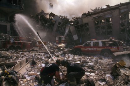 Bomberos combaten un foco de incendio durante el 11-S/ Ann Ronan Picture Library