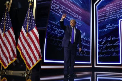 Donald Trump se despide tras concluir su intervención en la convención republicana