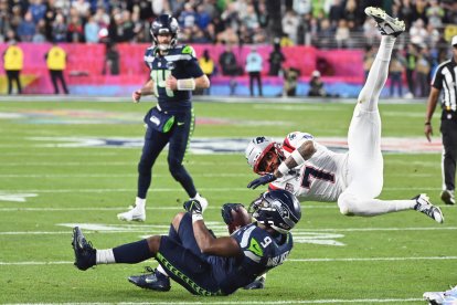 El corredor n.º 09 de los Seattle Seahawks, Kenneth Walker III, es detenido por el cornerback n.º 07 de los New England Patriots, Carlton Davis III, mientras corre con el balón durante la Super Bowl LX entre los New England Patriots y los Seattle Seahawks, celebrada en el Levi's Stadium de Santa Clara, California, el 8 de febrero de 2026.