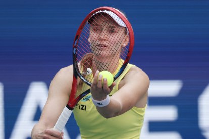La kazaja Elena Rybakina saca ante la china Zheng Qinwen durante el partido de cuartos de final de individuales femenino, celebrado el undécimo día del torneo de tenis del US Open en el Centro Nacional de Tenis USTA Billie Jean King de Nueva York, el 9 de septiembre de 2026.