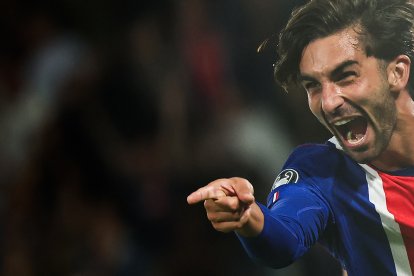 El delantero español del París Saint-Germain, el número 9, Ferran Torres, celebra tras marcar el quinto gol de su equipo durante la primera jornada de la fase de grupos de la Liga de Campeones de la UEFA, en el partido de fútbol entre el París Saint-Germain (PSG) y el Slovan de Bratislava, disputado en el estadio Parc des Princes de París el 9 de septiembre de 2026.