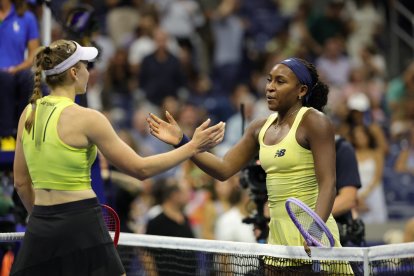 La kazaja Elena Rybakina se acerca para abrazar a la estadounidense Coco Gauff tras su partido de semifinales de individuales femeninos, disputado el duodécimo día del torneo de tenis del US Open en el Centro Nacional de Tenis Billie Jean King de la USTA, en la ciudad de Nueva York, el 10 de septiembre de 2026.