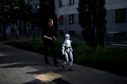 Un robot humanoide alejándose tras una manifestación que pedía la regulación del desarrollo de la inteligencia artificial en Varsovia el 7 de septiembre de 2026.