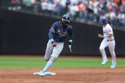 Junior Caminero (13), de los Tampa Bay Rays, avanza a tercera base durante la tercera entrada del partido de béisbol contra los New York Mets en el Citi Field de Corona, Nueva York, el 15 de junio de 2025.