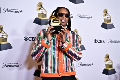 Lil Durk posa en la sala de prensa con el Grammy a la Mejor Interpretación de Rap Melódico por «All My Life» durante la 66.ª edición de los Premios Grammy, celebrada en el Crypto.com Arena de Los Ángeles el 4 de febrero de 2024.