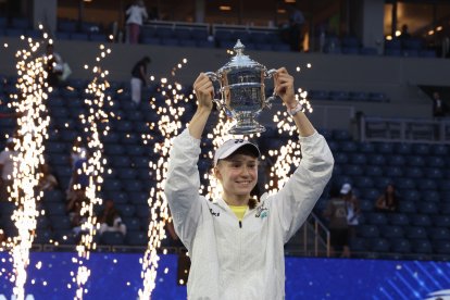 La kazaja Elena Rybakina levanta el trofeo de campeona tras ganar la final individual femenina de tenis contra la bielorrusa Aryna Sabalenka.