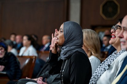 Ilhan Omar grita mientras el presidente Donald Trump pronuncia el discurso sobre el Estado de la Unión, el 24 de febrero de 2026.