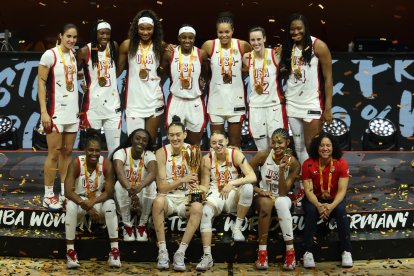 La selección de Estados Unidos de baloncesto femenino posa después de la ceremonia de premiación del Mundial de la FIBA.