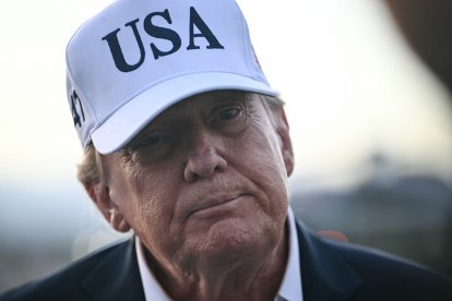 El presidente Donald Trump habla con los medios de comunicación antes de abordar el Air Force One para partir del aeropuerto de Shannon, en el oeste de Irlanda, el 13 de septiembre.