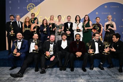 El reparto y el equipo de 'Widow's Bay', ganadora del premio a la mejor serie de comedia, posan en la sala de prensa durante la 78.ª edición de los Premios Primetime Emmy, celebrada en el Peacock Theatre de LA Live, en Los Ángeles, el 14 de septiembre de 2026.