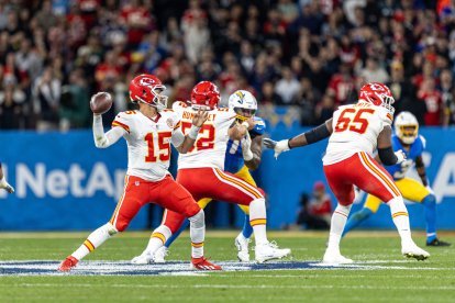 SP - SÃO PAULO - 09/05/2025 - NFL 2025, LOS ÁNGELES CHARGERS contra KANSAS CITY CHIEFS - KCC15 Patrick Mahomes, de los Kansas City Chiefs, durante un partido contra los Los Ángeles Chargers en el estadio Arena Corinthians, en São Paulo (Brasil), correspondiente a la primera jornada de la NFL 2025.