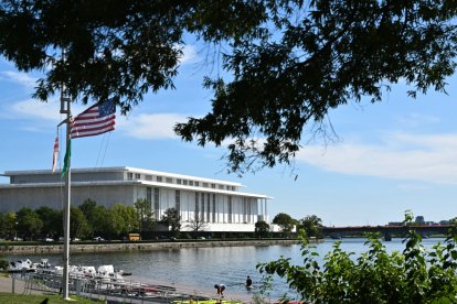 El exterior del John F. Kennedy Center for the Performing Arts se ve desde el Georgetown Waterfront en Washington, D. C.