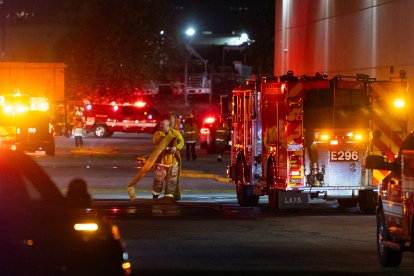 Los servicios de emergencia intervienen en el lugar de los hechos tras el accidente de un helicóptero de un canal de noticias en Chatsworth, un barrio de las afueras de Los Ángeles (California), el 15 de septiembre de 2026. Tres personas fallecieron y otra fue hospitalizada después de que el helicóptero se estrellara entre dos edificios comerciales y se incendiara al instante, según el Cuerpo de Bomberos de Los Ángeles.