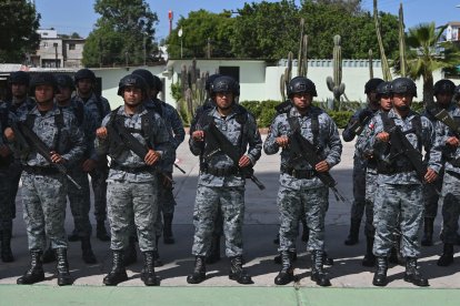 Oficiales de la Guardia Nacional Mexicana permanecen en formación