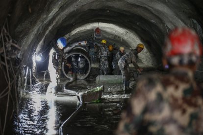 El ejército nepalí lleva a cabo una operación de búsqueda y rescate dentro del túnel de la central hidroeléctrica de Chilime