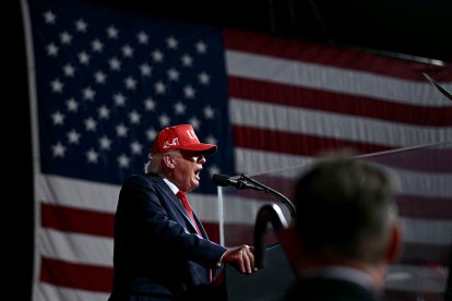 El presidente Donald Trump pronuncia un discurso en un mitin en el aeropuerto municipal de Gastonia, en Gastonia, Carolina del Norte, el 16 de septiembre de 2026.