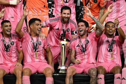 Lionel Messi (n.º 10), levanta el trofeo junto a sus compañeros de equipo tras vencer al Cruz Azul de México