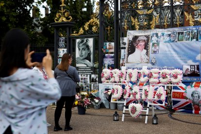 Personas se reúnen para rendir homenaje en el aniversario de la muerte de la princesa Diana