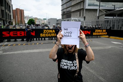 Una manifestante frente a la sede del SEBIN en Caracas, en mayo de 2026.