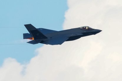 Un caza F-35 de la Fuerza Aérea de los Estados Unidos sobrevuela la zona durante la celebración del Día de la Independencia