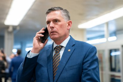 El senador estadounidense Martin Heinrich (demócrata por Nuevo México) habla por teléfono mientras se dirige a votar la Ley Laken Riley en el Capitolio de Estados Unidos, en Washington, D.C., el 9 de enero de 2025. La Ley Laken Riley —que prevé la detención de inmigrantes indocumentados acusados de delitos relacionados con el robo— recibe su nombre de una estudiante de 22 años asesinada por un venezolano indocumentado que era buscado por hurto en tiendas.