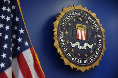 Logo del FBI en un edificio federal en Los Ángeles/ Patrick T. Fallon
