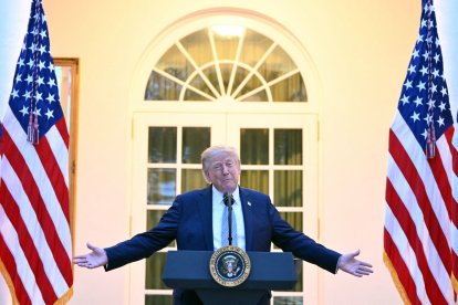 Donald Trump habla durante una cena en el Jardín de las Rosas de la Casa Blanca en Washington D. C.