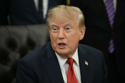 El presidente Donald Trump declarando a los medios desde la Oficina Oval, este 18 de septiembre.