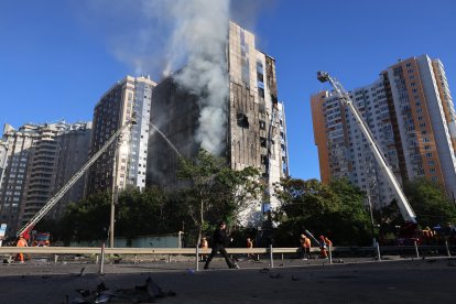 Bomberos sofocan un incendio en un edificio administrativo tras un ataque con drones rusos