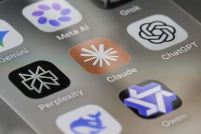 Aplicaciones de IA en un teléfono inteligente (imagen referencial).
