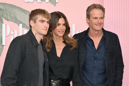 (De derecha a izquierda) El empresario estadounidense Rande Gerber, la modelo y actriz estadounidense Cindy Crawford y su hijo, el modelo estadounidense Presley Walker Gerber, asisten al estreno de la serie «Palm Royale» de Apple TV+ en el Samuel Goldwyn Theatre de Beverly Hills, California, el 14 de marzo de 2024.