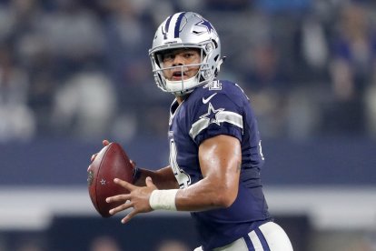 Dak Prescott, quarterback de los Dallas Cowboys, en acción durante el partido de fútbol americano de la NFL entre los Dallas Cowboys y los Washington Redskins, celebrado el 24 de noviembre de 2016 en el AT&T Stadium de Arlington, Texas, EE. UU.