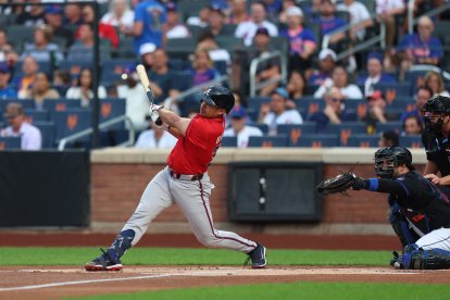 El jugador de los Atlanta Braves, Drake Baldwin (30), batea un sencillo durante la primera entrada del partido de béisbol contra los New York Mets en el Citi Field de Corona, Nueva York, el 14 de agosto de 2025.
