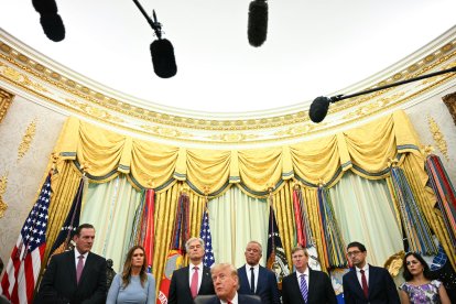 El presidente Donald Trump responde a las preguntas de los periodistas en el Despacho Oval de la Casa Blanca en Washington DC, el 18 de septiembre de 2026.