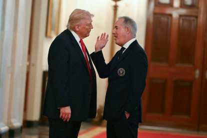 Donald Trump, y el propietario gerente del Inter Miami, Jorge Mas, conversan tras un acto en honor al Inter Miami CF
