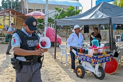 La Guardia Nacional informa sobre la llegada del huracán Polo en Acapulco, Mexico.