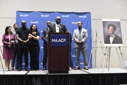 La abogada Liza Park (izquierda), Elmore Wonsley y su esposa Christine Wonsley, padres de Nolan Xavier Wells, y el presidente de la NAACP, Derrick Johnson, observan mientras el abogado especializado en derechos civiles y daños personales Ben Crump interviene durante una rueda de prensa celebrada en el marco de la 117.ª Convención Nacional de la NAACP en el McCormick Place de Chicago, Illinois, el 22 de julio de 2026. Crump dio a conocer las conclusiones preliminares de una autopsia independiente realizada por encargo de la familia Wells. Wells, un estudiante universitario de Misisipi de 18 años, fue hallado muerto tras una excursión en barco con amigos el 4 de julio.