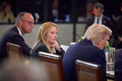 La presidenta de Italia, Giorgia Meloni, sentada junto al presidente Donald Trump, en una reunión en Washington, en agosto de 2025.