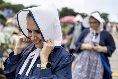 Una mujer vestida con el atuendo tradicional voortrekker reacciona mientras los afrikáneres se reunieron en Pretoria, en 2025.