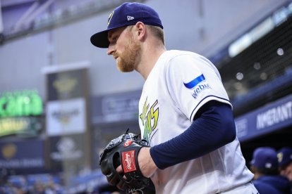 El lanzador titular de los Tampa Bay Rays, Drew Rasmussen (57), sale corriendo al campo antes de un partido de la Major League Baseball contra los Houston Astros en el Tropicana Field de San Petersburgo, Florida, el 11 de septiembre de 2026. Los Rays derrotaron a los Astros por 3-1 y se convirtieron en el primer equipo en asegurarse una plaza en la postemporada de la Major League Baseball.