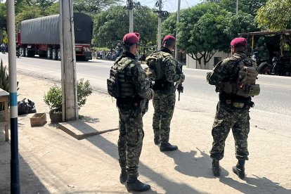 Soldados del Ejército colombiano montan guardia en una carretera tras una operación militar contra un grupo armado vinculado al narcotráfico