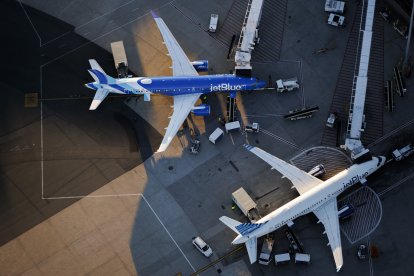 Dos aviones estacionados en la Terminal C del Aeropuerto Internacional Logan de Boston